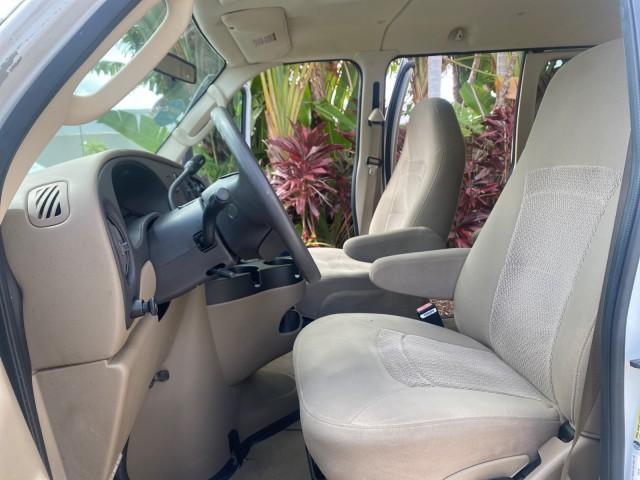 Photo of 2006 Oxford White Ford E150