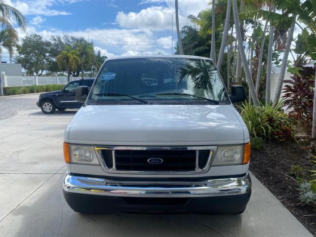 Photo of 2006 Oxford White Ford E150