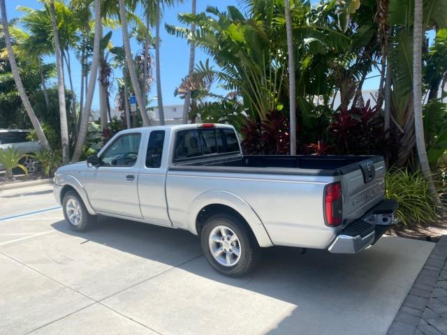 Photo of 2002 Silver Ice Metallic Nissan Frontier
