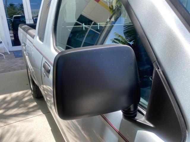 Photo of 2002 Silver Ice Metallic Nissan Frontier