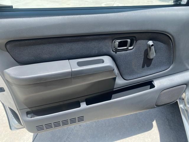 Photo of 2002 Silver Ice Metallic Nissan Frontier
