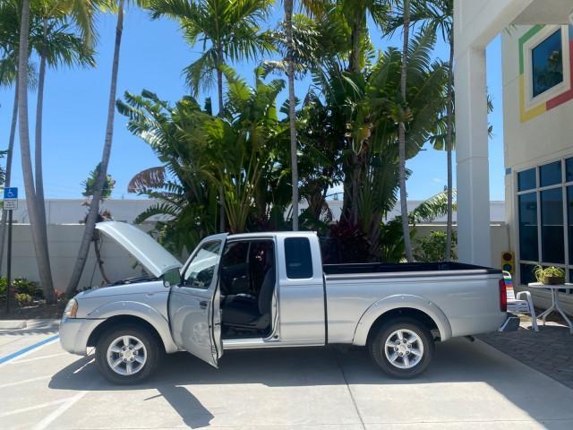 Photo of 2002 Silver Ice Metallic Nissan Frontier