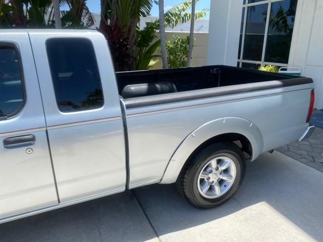 Photo of 2002 Silver Ice Metallic Nissan Frontier