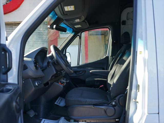Photo of 2022 White Mercedes-Benz Sprinter 2500