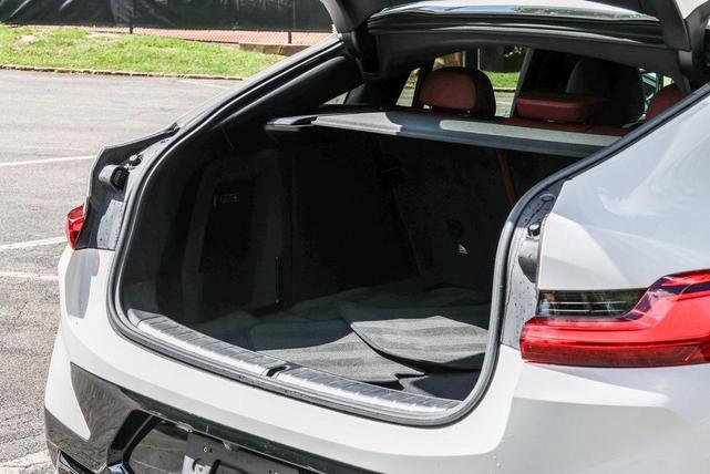 Photo of 2023 Alpine White BMW X4