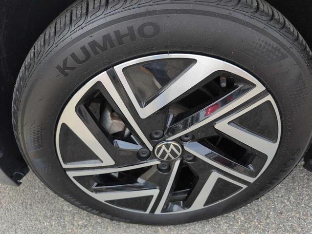 Photo of 2024 Platinum Gray Metallic Volkswagen Jetta