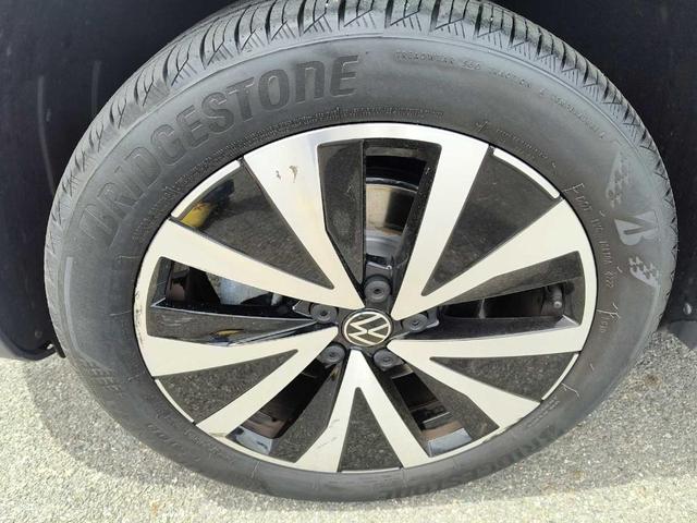 Photo of 2023 Pyrite Silver Metallic Volkswagen Taos