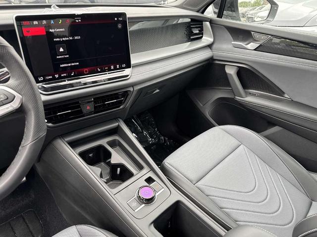 Photo of 2025 Opal White Pearl Effect Volkswagen Tiguan