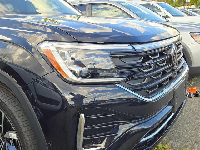 Photo of 2026 Deep Black Pearl Effect Volkswagen Atlas