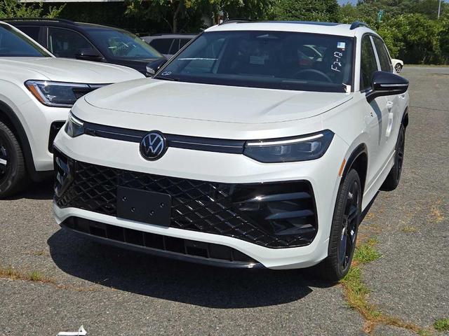 Photo of 2025 Opal White Pearl Effect Volkswagen Tiguan