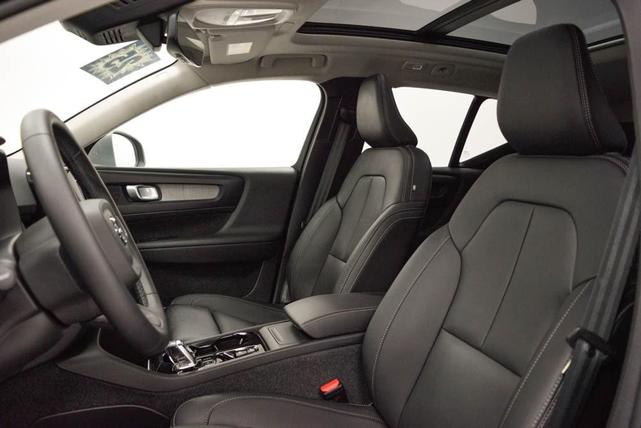 Photo of 2025 Gray Volvo XC40