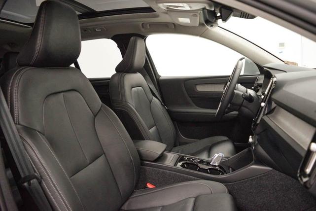 Photo of 2025 Gray Volvo XC40