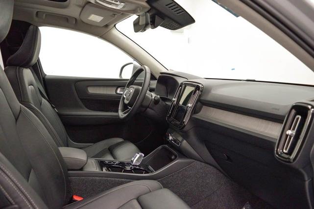 Photo of 2025 Gray Volvo XC40