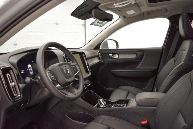 Photo of 2025 Gray Volvo XC40