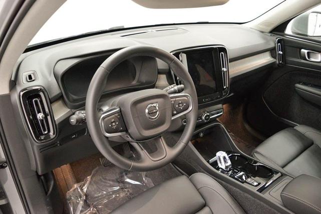 Photo of 2025 Gray Volvo XC40