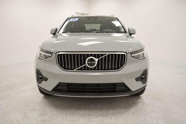 Photo of 2025 Gray Volvo XC40