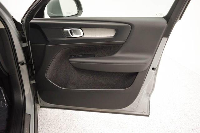 Photo of 2025 Gray Volvo XC40