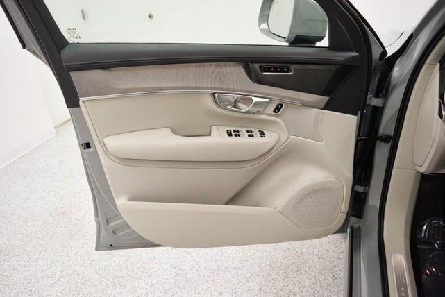 Photo of 2026 Vapour Gray Volvo XC90 Plug-In Hybrid