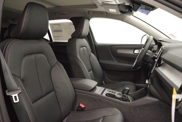 Photo of 2025 Silver Volvo XC40