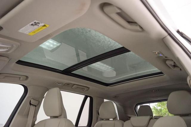 Photo of 2024 Crystal White Volvo XC90