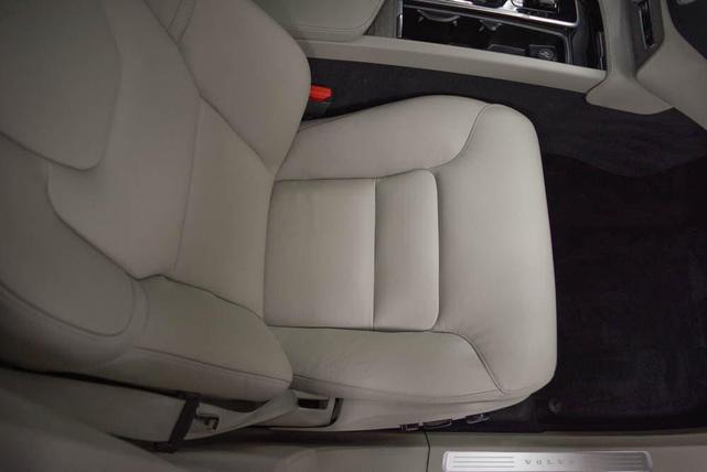 Photo of 2024 Crystal White Volvo XC90