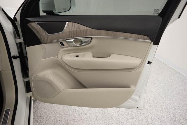 Photo of 2024 Crystal White Volvo XC90