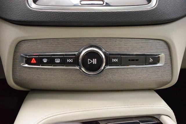 Photo of 2024 Crystal White Volvo XC90