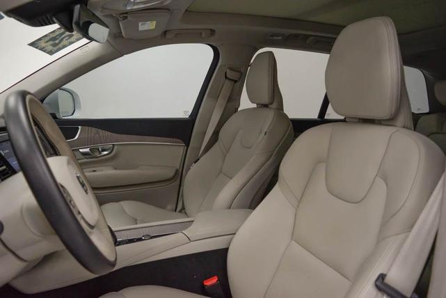 Photo of 2024 Crystal White Volvo XC90