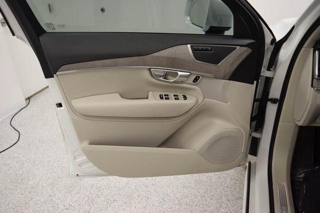 Photo of 2024 Crystal White Volvo XC90