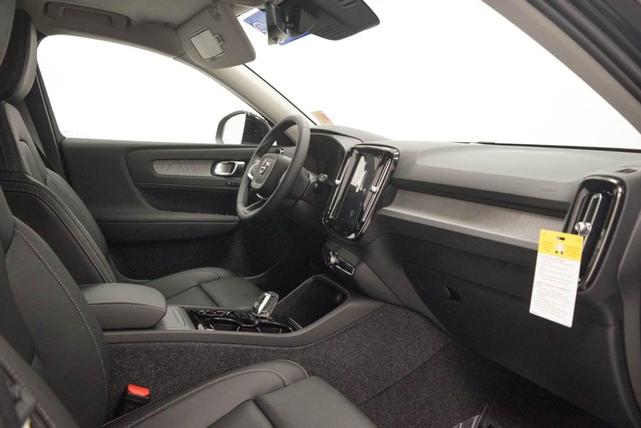Photo of 2025 Onyx Black Volvo XC40