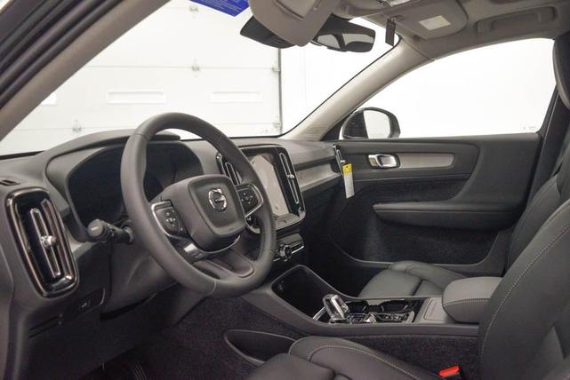 Photo of 2025 Onyx Black Volvo XC40