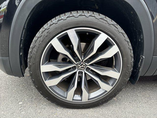 Photo of 2020 Deep Black Pearl Volkswagen Atlas Cross Sport