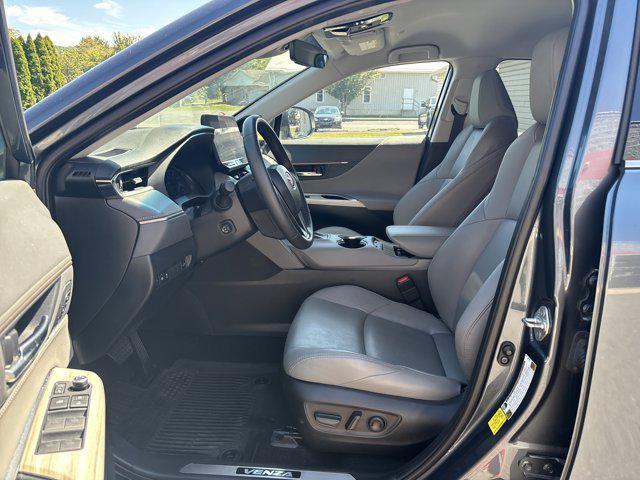 Photo of 2023 Coastal Gray Metallic Toyota Venza