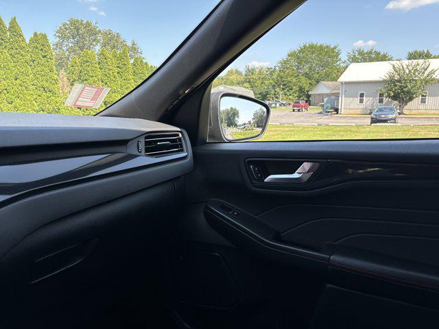 Photo of 2023 Silver Metallic Ford Escape