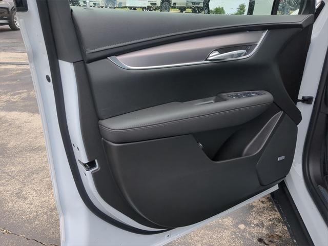 Photo of 2025 Crystal White Tricoat Cadillac XT5