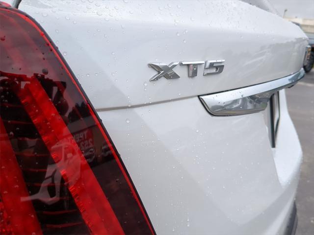 Photo of 2025 Crystal White Tricoat Cadillac XT5