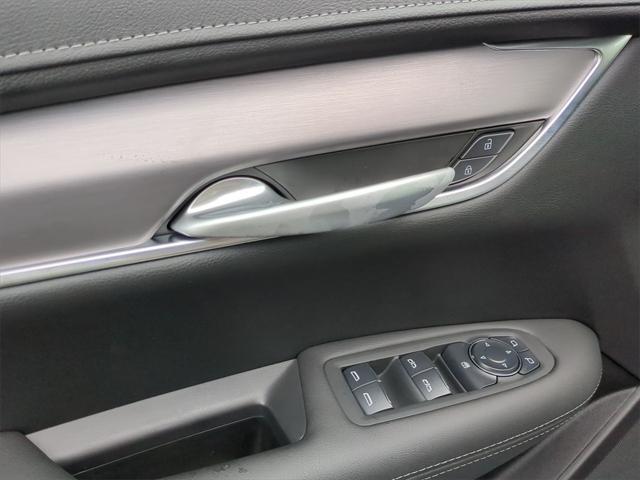 Photo of 2025 Crystal White Tricoat Cadillac XT5