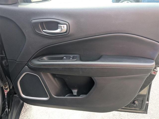 Photo of 2020 Diamond Black Crystal Pearlcoat Jeep Compass