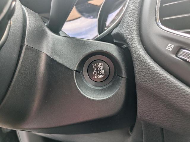 Photo of 2020 Diamond Black Crystal Pearlcoat Jeep Compass