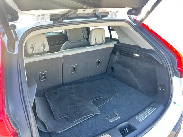 Photo of 2022 Crystal White Tricoat Cadillac XT4