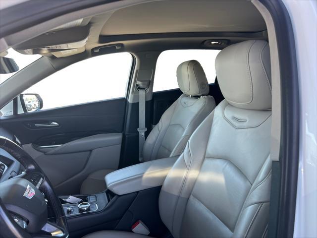 Photo of 2022 Crystal White Tricoat Cadillac XT4
