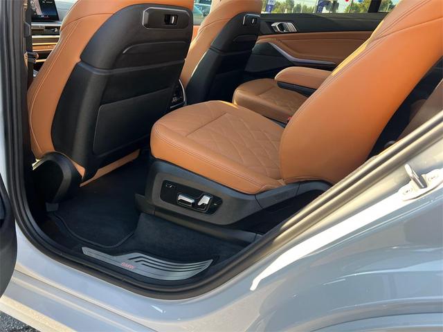 Photo of 2023 Mineral White Metallic BMW X7
