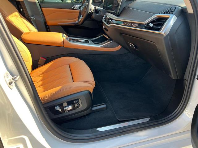 Photo of 2023 Mineral White Metallic BMW X7