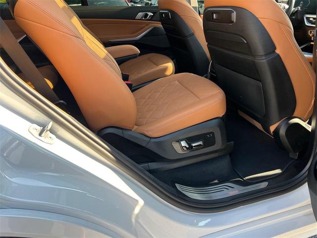 Photo of 2023 Mineral White Metallic BMW X7