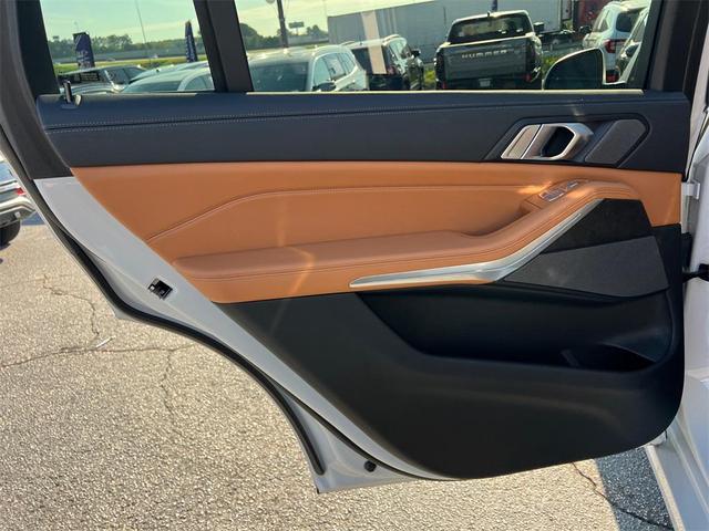 Photo of 2023 Mineral White Metallic BMW X7