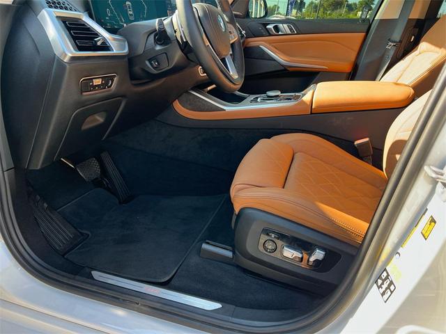 Photo of 2023 Mineral White Metallic BMW X7