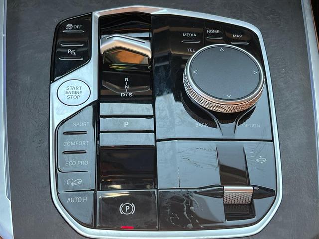 Photo of 2023 Mineral White Metallic BMW X7