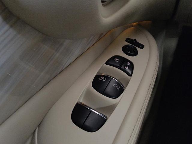 Photo of 2017 Pearl White Nissan Murano