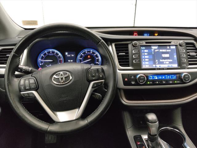 Photo of 2018 Toasted Walnut Pearl Toyota Highlander