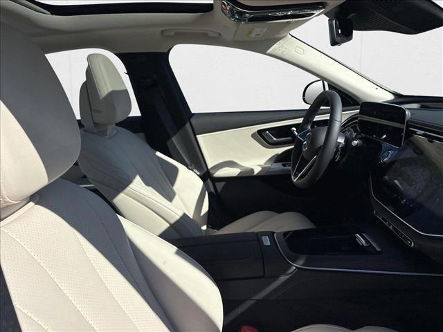 Photo of 2025 MANUFAKTUR Moonlight White Metallic Mercedes-Benz E-Class